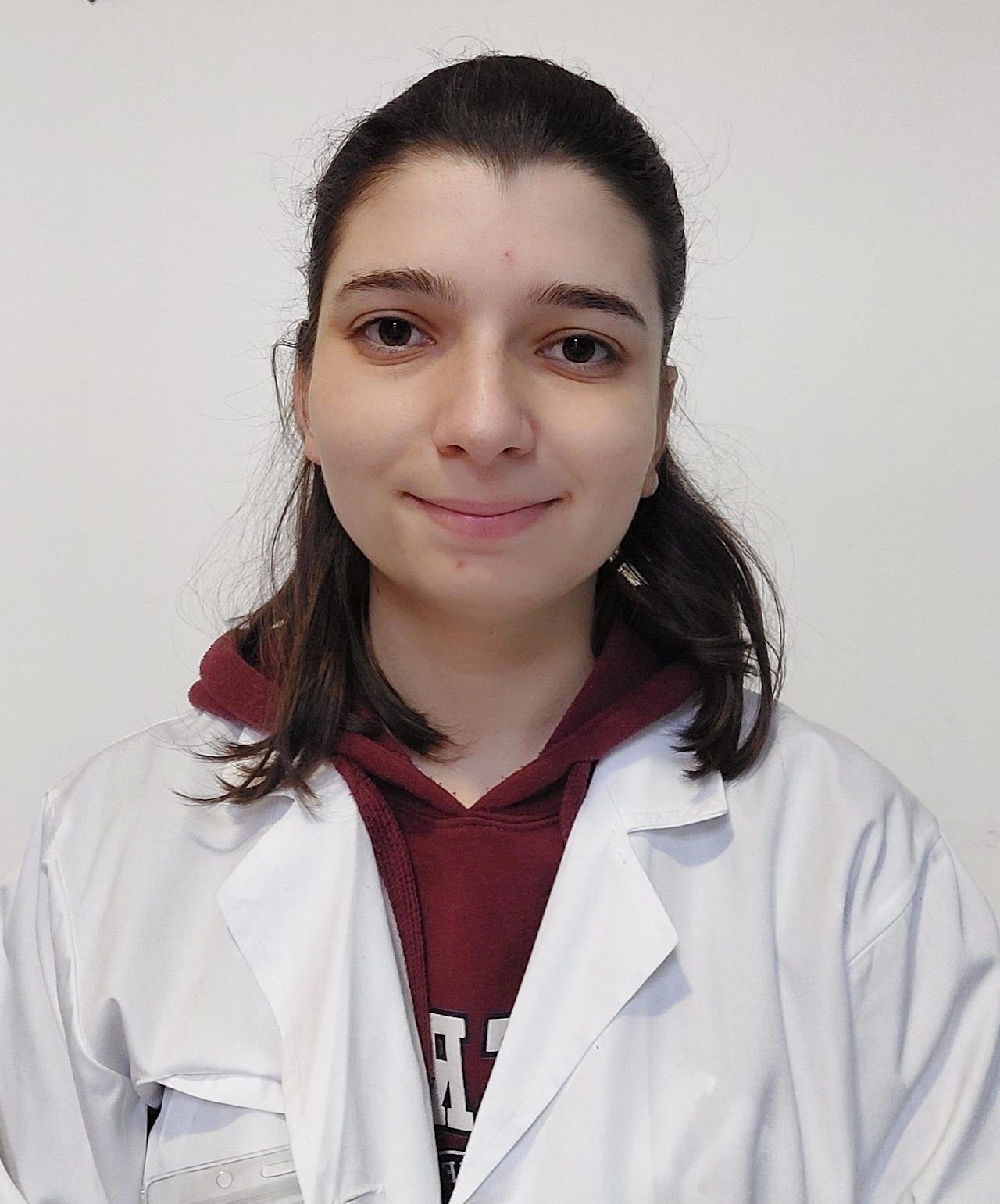 Irene De Simone sorridente, in camice bianco