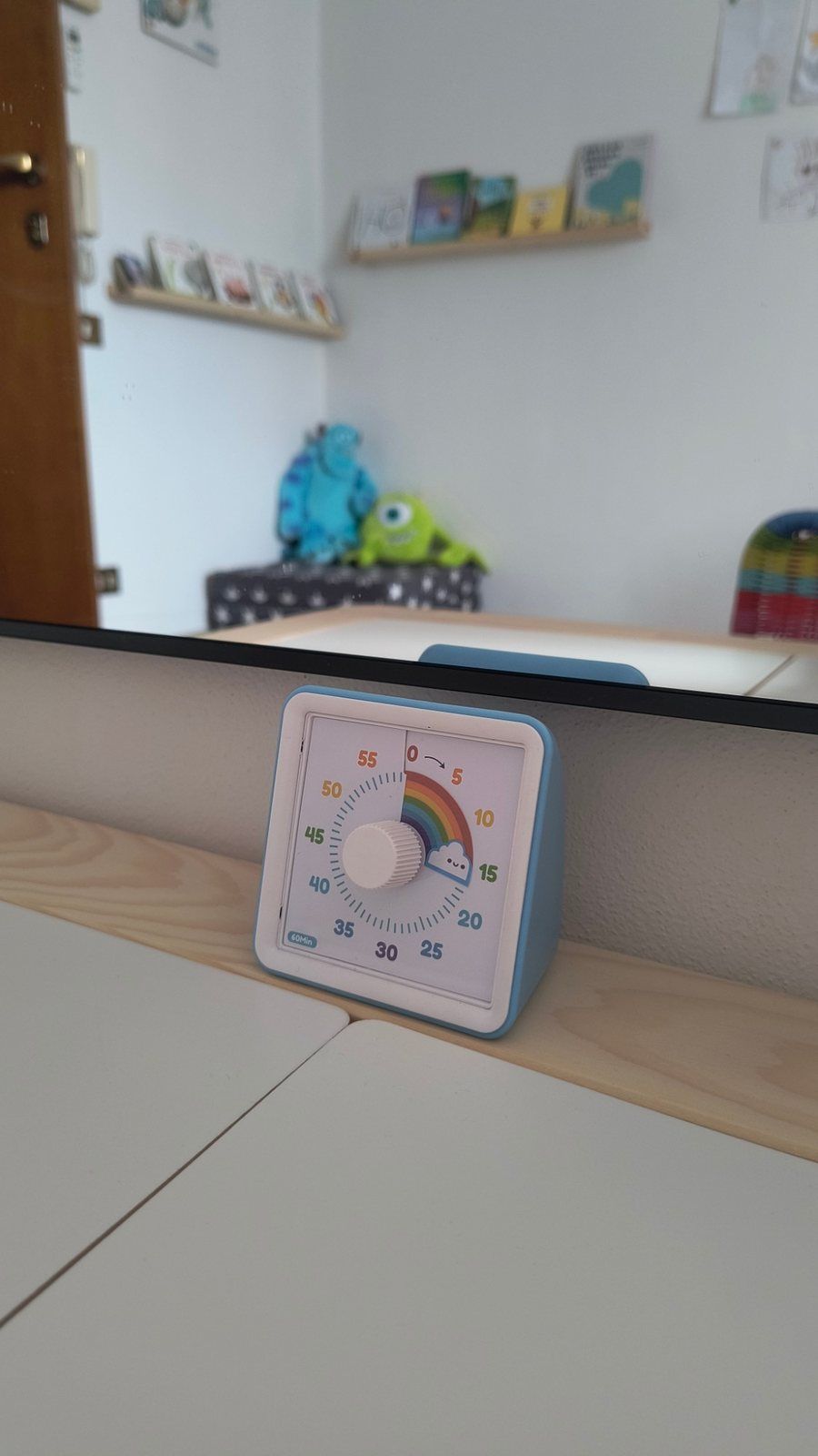 Un timer visivo colorato appoggiato sul tavolino, davanti allo specchio